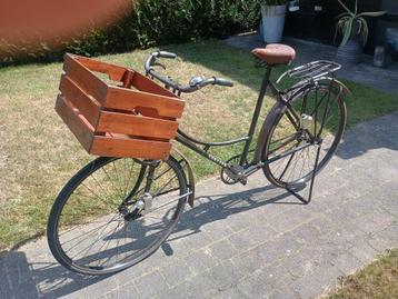 Oude damesfiets met houten spatborden  beschikbaar voor biedingen