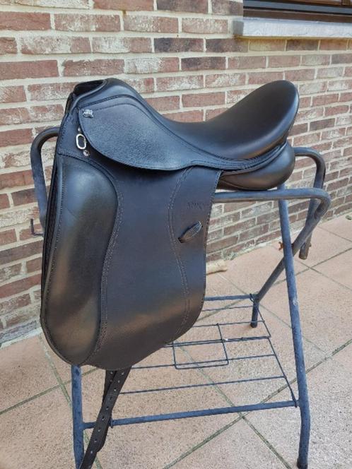 Selle dressage Anky Painted black 17', Animaux & Accessoires, Chevaux & Poneys | Brides & Harnachement, Dressage, Enlèvement ou Envoi