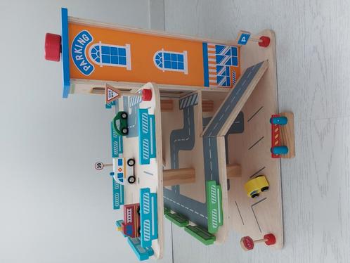 Houten parkeergarage met lift, incl. accessoires, Kinderen en Baby's, Speelgoed | Houten speelgoed, Zo goed als nieuw, Ophalen