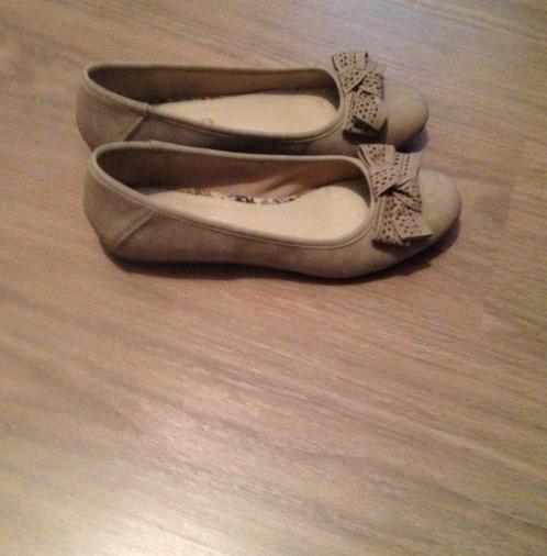 Beige ballerina's met strik (maat 40), Vêtements | Femmes, Chaussures, Porté, Ballerines, Beige, Enlèvement ou Envoi