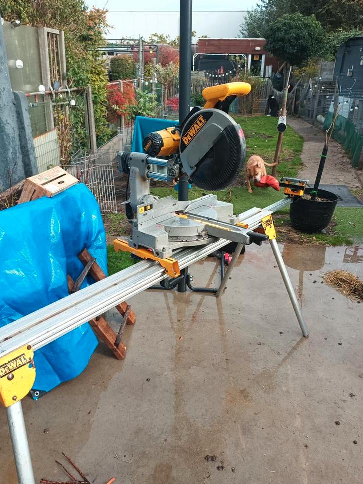 Dewalt afkortzaag met onderstel blad 315 dubbel verstek, Doe-het-zelf en Bouw, Gereedschap | Zaagmachines, Afkortzaag, Ophalen