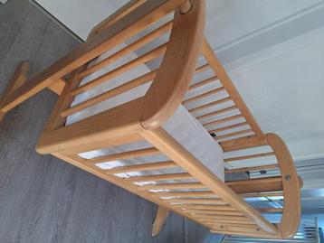 Babywiegje hout beschikbaar voor biedingen