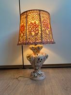 Vintage tafellamp met keramische voet en gehaakte kap., Ophalen, Zo goed als nieuw, Overige materialen, Minder dan 50 cm