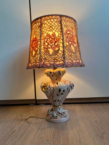 Vintage tafellamp met keramische voet en gehaakte kap. beschikbaar voor biedingen
