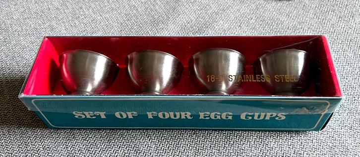 Set van 4 "Vintage” Eierdopjes ('70) // 18-8 Roestvrij Staal, Huis en Inrichting, Keuken | Keukenbenodigdheden, Nieuw, Ophalen of Verzenden
