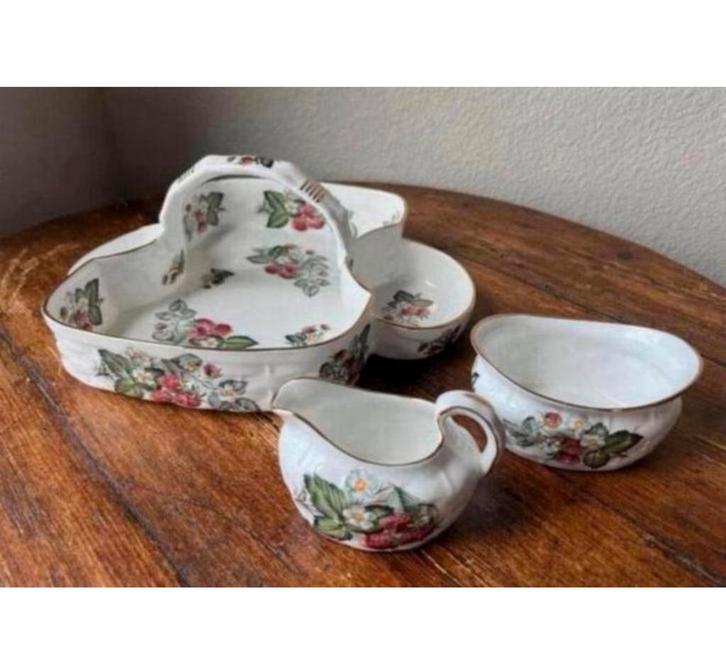 Hammersley English Bone China Ripe Strawberry Basket servies, Antiek en Kunst, Antiek | Schalen, Ophalen of Verzenden