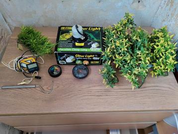 Schuilgrotten, waterbakken, clamp lamp, meters, nep planten beschikbaar voor biedingen