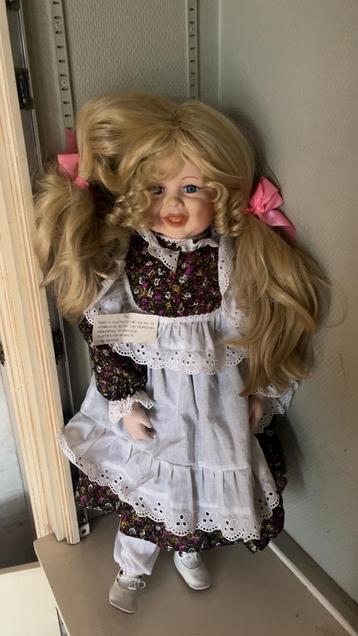 2 porseleinen poppen in goede staat beschikbaar voor biedingen