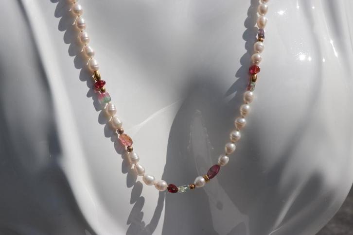 collier de perles , neuf avec son écrin, Bijoux, Sacs & Beauté, Colliers, Neuf, Autres matériaux, Jaune, Enlèvement ou Envoi