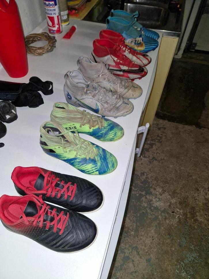 Chaussures de foot + jambières + gants de gardien, Sport en Fitness, Voetbal, Gebruikt, Schoenen, Ophalen