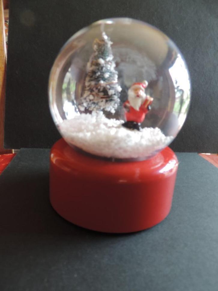 Kerstdecoratie, wereldbol met sneeuw, licht en muziek, Diversen, Kerst, Nieuw, Ophalen of Verzenden