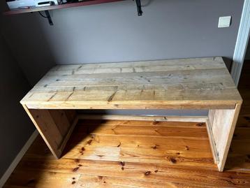 Bureau in steigerhout beschikbaar voor biedingen