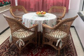Rotan tafel + 4 stoelen voor binnen, af te halen in Malle, Rotin, Salons de jardin, Utilisé, Enlèvement