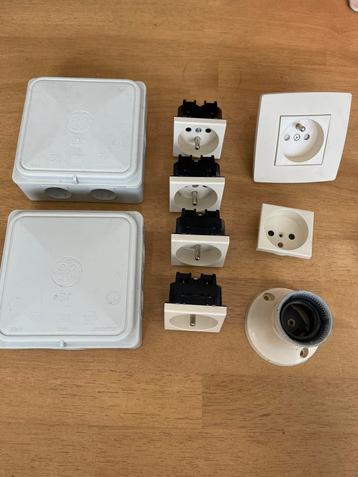 Stopcontacte en verdeeldozen samen 12€ !!! beschikbaar voor biedingen