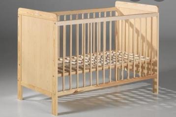 Babybedje kinderstoel blank hout met matrasje goede staat. disponible aux enchères
