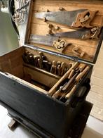 antieke houten kist met materiaal van meubelmaker, Ophalen