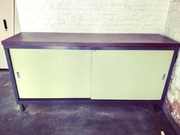 metalen kast beschikbaar voor biedingen