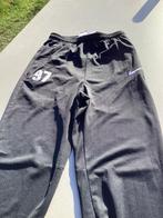 Trainingsbroek Nike, Kinderen en Baby's, Kinderkleding | Maat 158, Broek, Jongen of Meisje, Ophalen of Verzenden, Zo goed als nieuw
