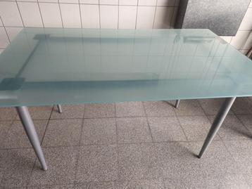 Glazen tafel. beschikbaar voor biedingen