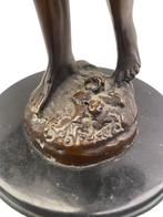 Bronzen beeld van een jong meisje - Suzanne Bizard, Antiek en Kunst, Ophalen of Verzenden, Brons