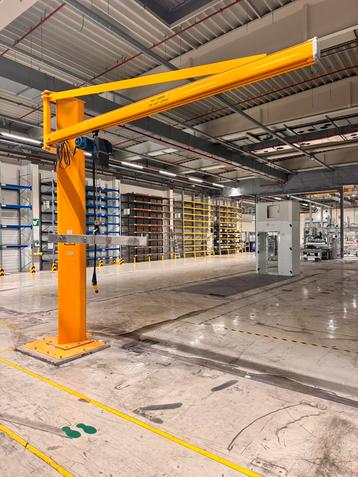 Demag zwenkarm takel op voet. beschikbaar voor biedingen