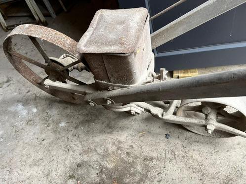 Semoir ancien et brouette ancienne, Antiek en Kunst, Antiek | Gereedschap en Instrumenten, Ophalen