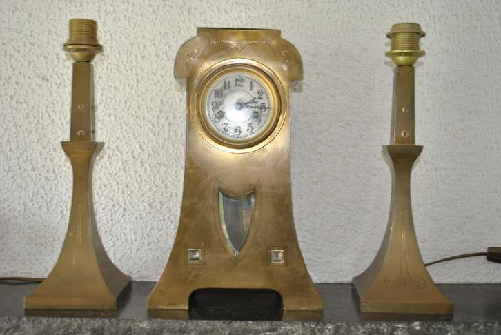 ART NOUVEAU-KLOK MET SCHOORSTEENVERSIERING IN MESSING GLAS, Antiek en Kunst, Antiek | Klokken, Ophalen of Verzenden