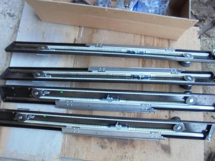 4 guides linéaires, Articles professionnels, Machines & Construction | Industrie & Technologie, Enlèvement