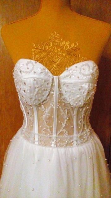 Robe de mariée T36 en broderies, perles et brillants