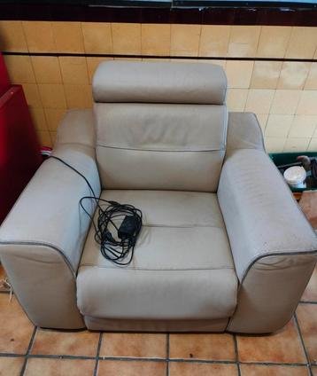 Fauteuil relax cuir électrique  disponible aux enchères