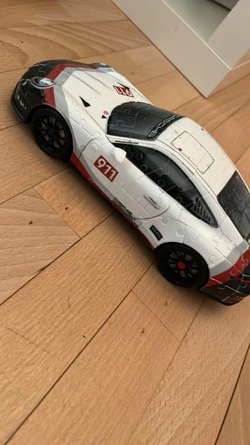 Puzzel auto beschikbaar voor biedingen