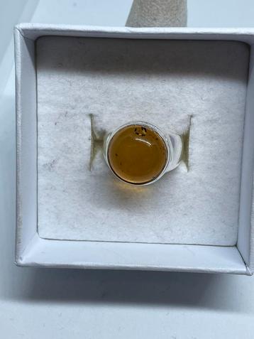 Zilveren ring met amber maat 16