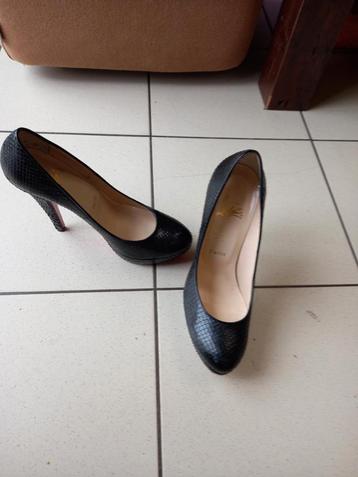 LOUBOUTIN ZWARTE SCHOENEN.