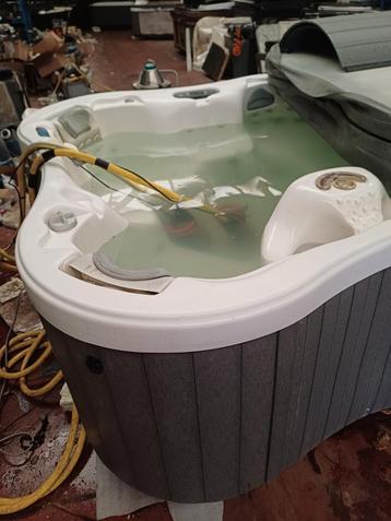 Jacuzzi gratis geleverd geplaatst.  Kost nieuw 34000 beschikbaar voor biedingen