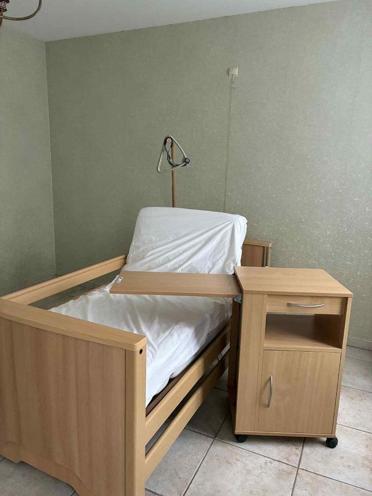 Ziekenhuisbed met elektrische bediening, Diversen, Verpleegmiddelen, Gebruikt, Ophalen