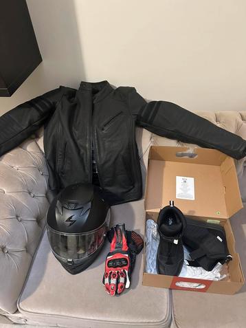 Motor helm jas en schoenen beschikbaar voor biedingen