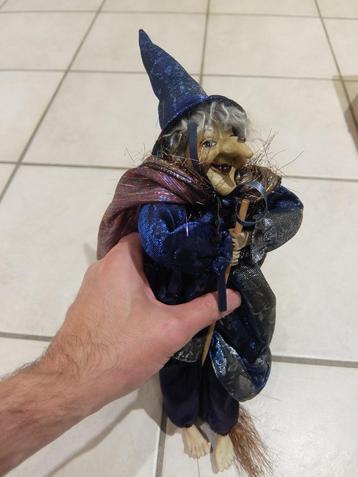 Heks pop beschikbaar voor biedingen