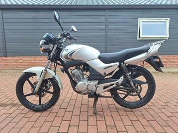 Yamaha YBR 125 cc avec moteur Youngtimer Oldtimer en papier