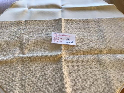 2 tafelbeschermers anti slip 123 cm op 107 cm en 2 andere, Huis en Inrichting, Tafelkleden, Zo goed als nieuw, Ophalen of Verzenden