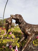 Bronzen beeld gesigneerd op marmeren voet (de jachthond), Antiek en Kunst, Ophalen of Verzenden, Brons