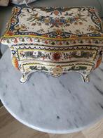 Ancien petit meuble en faïence de Rouen avec 2 tiroirs., Antiquités & Art, Antiquités | Céramique & Poterie, Enlèvement