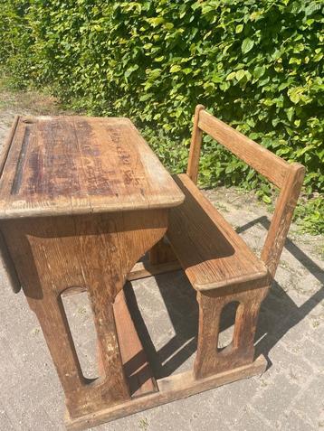 Oude schoolbank beschikbaar voor biedingen