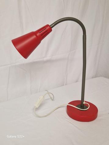 Vintage rode bureaulamp beschikbaar voor biedingen