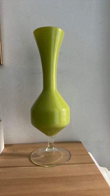 Vintage vaas groen op transparante voet beschikbaar voor biedingen