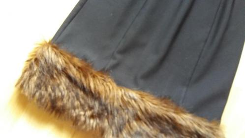 Unieke black dress met faux fur boord, Kleding | Dames, Jurken, Nieuw, Maat 38/40 (M), Zwart, Knielengte, Verzenden