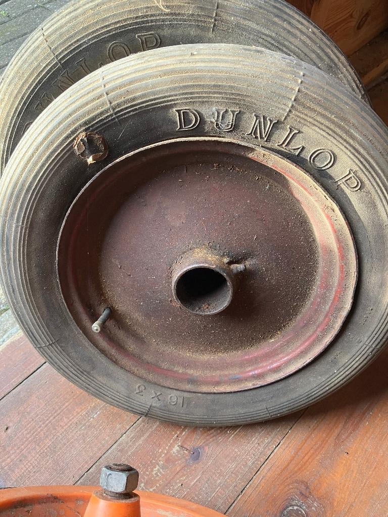 Wielen voor kruiwagen of iets anders, Ophalen