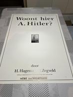 Vintage Poster Woont hier A. Hitler? door H. Hageman / P. Ze, Verzamelen, Posters, Rechthoekig Staand, Deurposter of groter, Ophalen of Verzenden