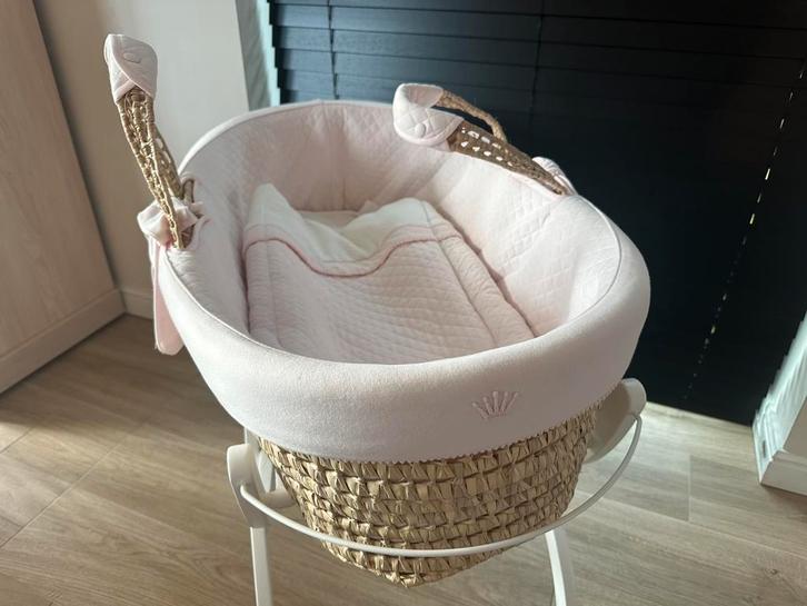 First - Mozes mand met stand (Pretty Pink / soft touch), Kinderen en Baby's, Babywiegjes en Ledikanten, Zo goed als nieuw, Ophalen