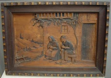 Antiek artisanaal 3D houtsnijwerk Berghut met ouder koppel