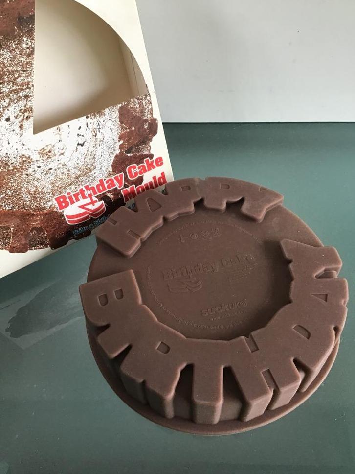 Gratis Verzenden | Suck UK Birthday Cake Mould - Nieuw!, Hobby en Vrije tijd, Taarten en Cupcakes maken, Nieuw, Bakvorm, Taarten